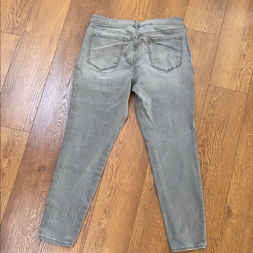 Old Navy Women’s Rockstar Mid-Rise Slim Stretch Jeans in Gray - Picture 6 of 7